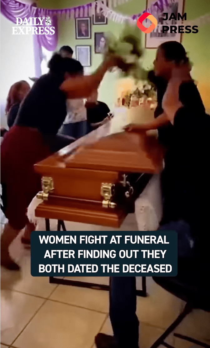 两女在灵柩旁大打出手。IG@Daily Express影片截图 两女在灵柩旁大打出手。IG@Daily Express影片截图