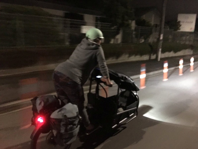 珍特踩單車前往醫院分娩。REUTERS
