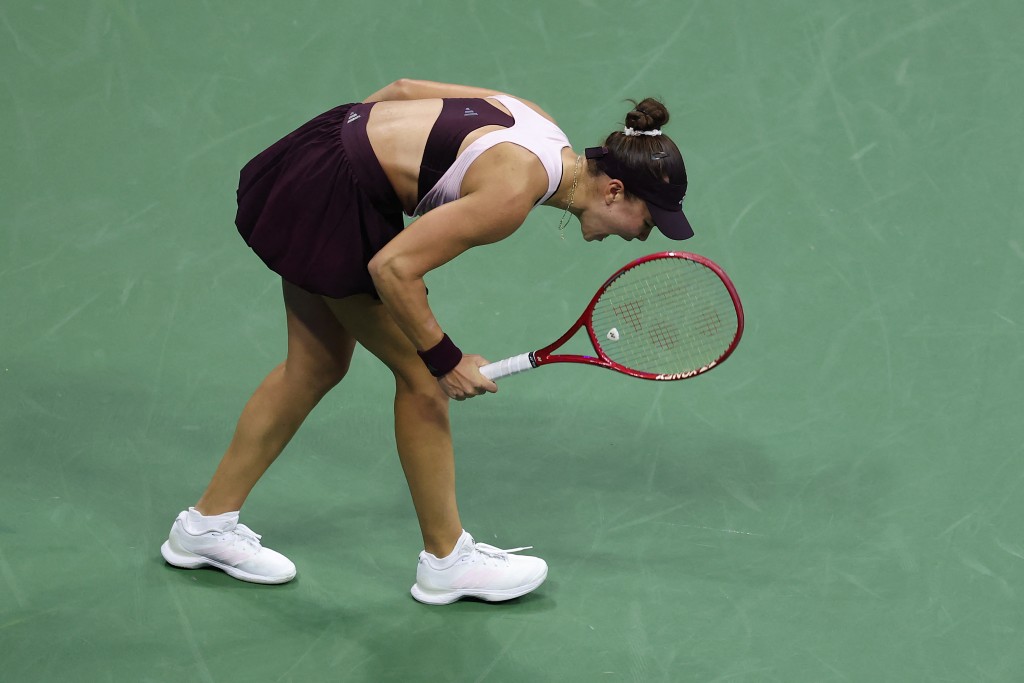 伊雅娜(Alexandra Eala)經過三小時的激戰以5:7、6:3及5:7不敵美國18歲新星祖域(Iva Jovic)。AFP