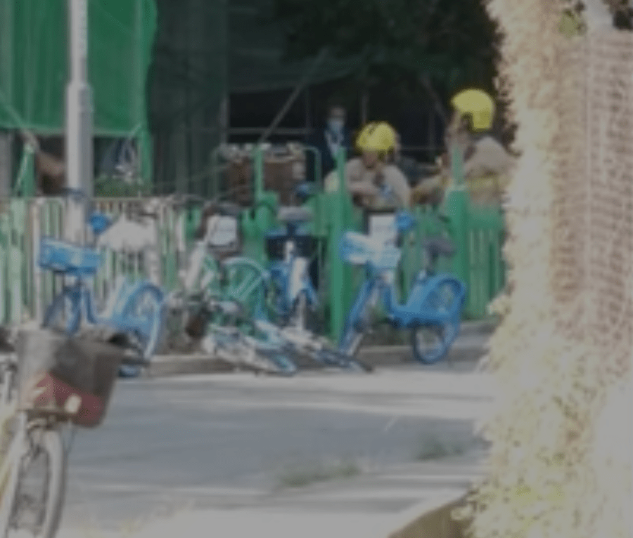 大樓外牆火光逼人,有如火海,竹枝與硬物不斷從高處跌落,賴先生則在此時折返,然後消失在畫面中。striking_biking@threads 大樓外牆火光逼人,有如火海,竹枝與硬物不斷從高處跌落,賴先生則在此時折返,然後消失在畫面中。striking_biking@threads