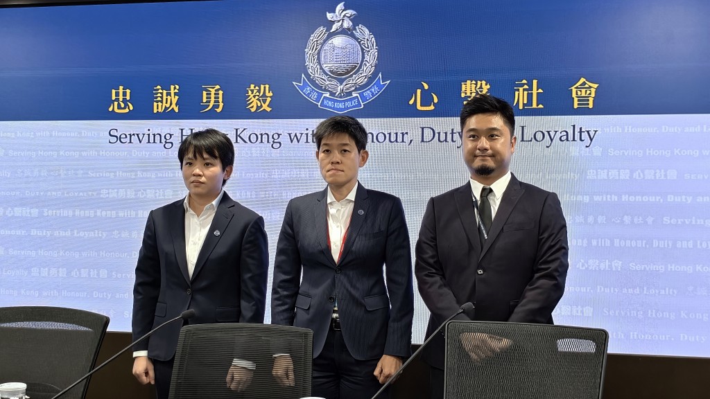 網絡安全及科技罪案調查科高級警司李經晞(中)、警司張巧儀(左)及警察臨床心理學家馮浩堅(右)交代案件詳情。 網絡安全及科技罪案調查科高級警司李經晞(中)、警司張巧儀(左)及警察臨床心理學家馮浩堅(右)交代案件詳情。