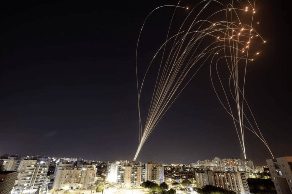 哈马斯发动突袭那日声称发射了5千枚火箭弹，其金钱究竟从何而来，引起外界好奇。路透社