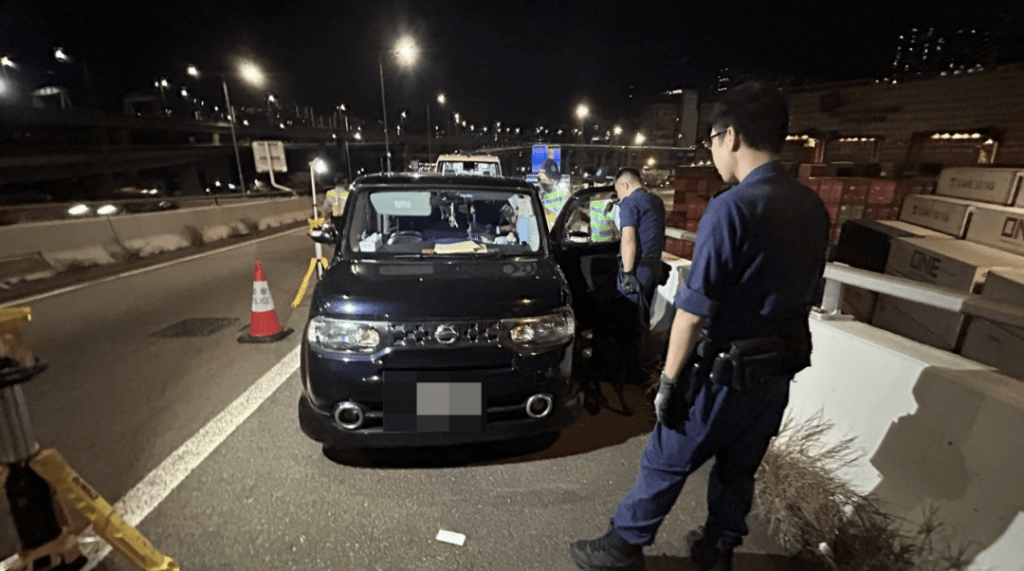 晚上約11時半,新界南交通部在葵青公路進行反酒駕行動,意外緝獲毒品快餐車。蔡楚輝攝 晚上約11時半,新界南交通部在葵青公路進行反酒駕行動,意外緝獲毒品快餐車。蔡楚輝攝