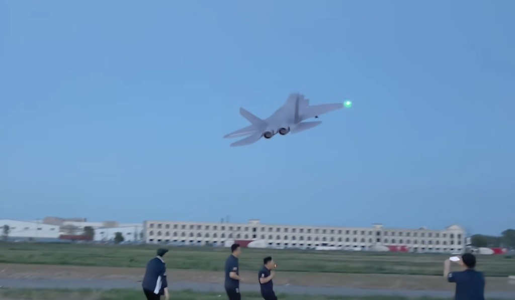 辽宁有网民DIY歼-35发泡胶模型获劲赞细节拉满。抖音@ 云马翔和艺术飞行