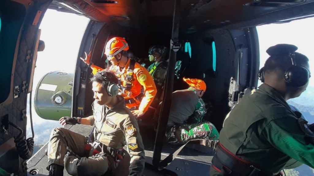 印尼漁業部巡察包機失事，尋獲飛機殘骸11人仍失蹤。 美聯社