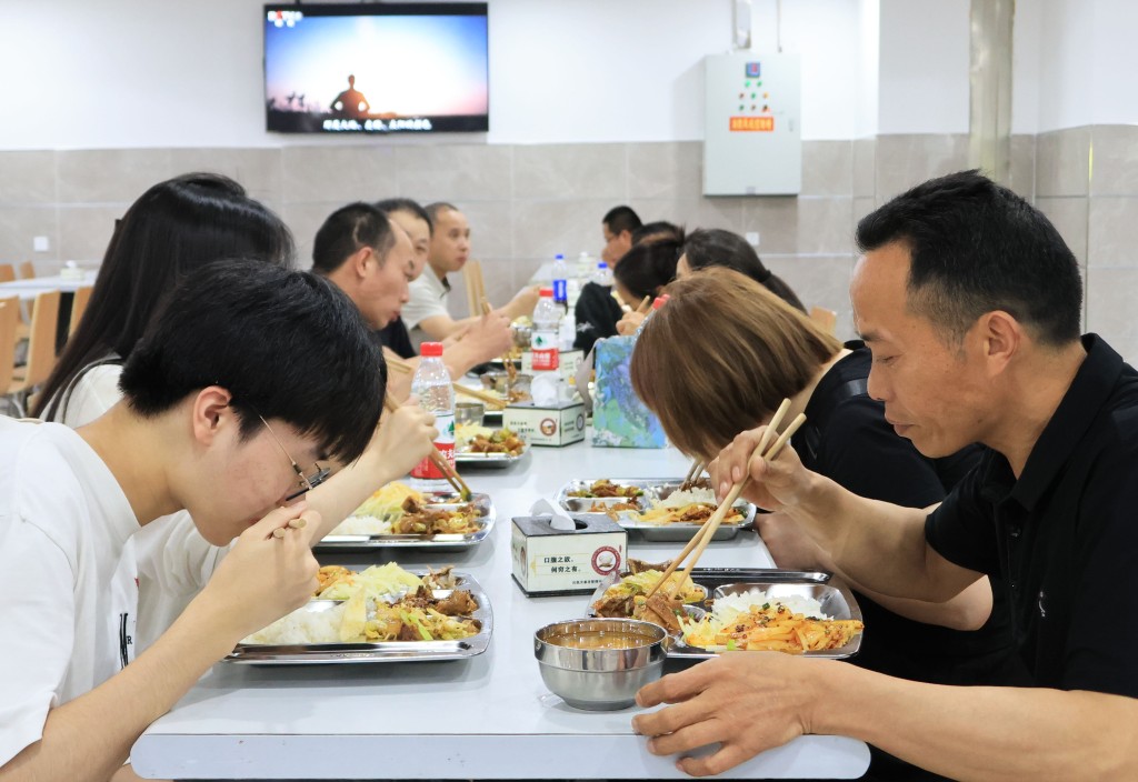 國慶中秋長假，各地政府機關食堂向民眾開放。中新社