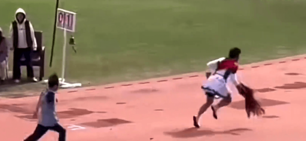 男生衝線奪冠後除下假髮慶祝。