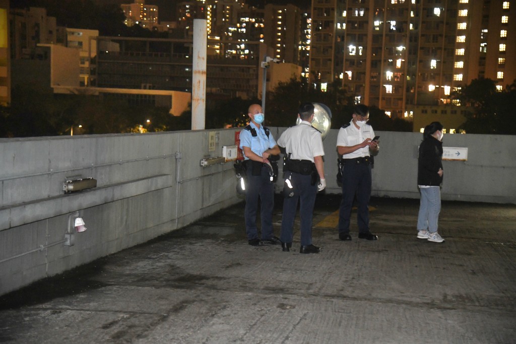 警方於九龍城廣場天台進行調查。