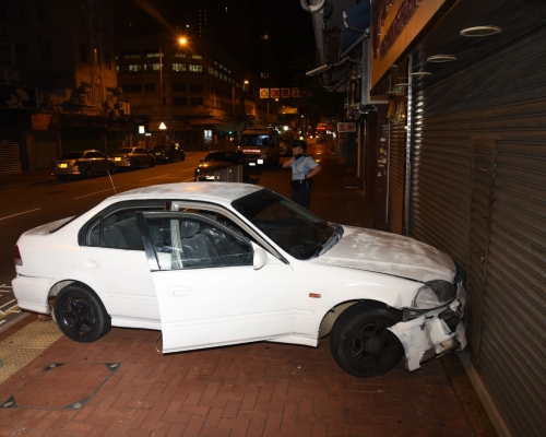 思域撞鐵閘,車頭毀壞。