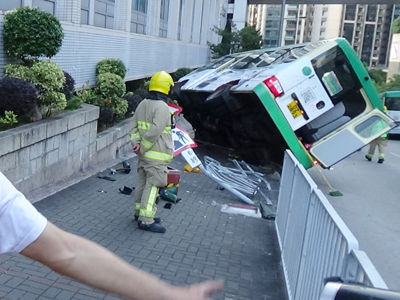 小巴乘客打開車尾逃生門離開。