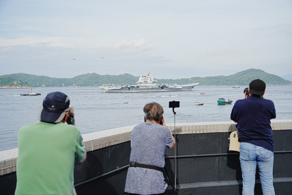 有市民一大早到海怡廣場附近，一睹國家艦艇面貌。汪旭峰攝