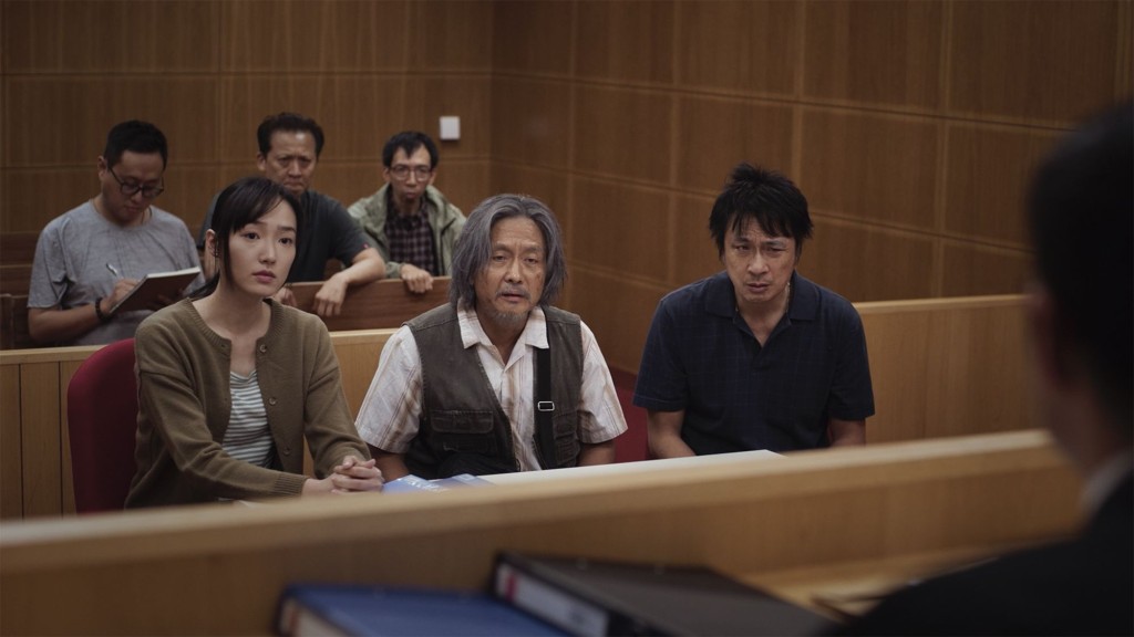 社工何姑娘(蔡思韵飾)替輝哥等露宿者打官司申請索償,並要求政府道歉。