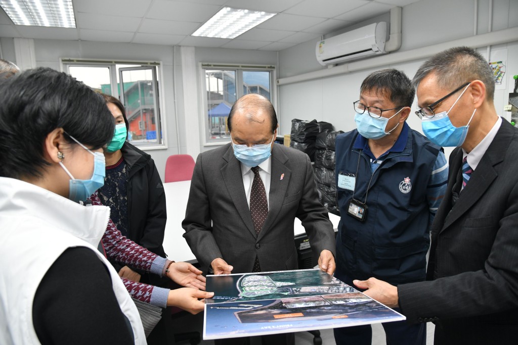政務司司長張建宗視察大嶼山竹篙灣檢疫中心。