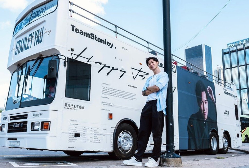 Stanley近日也在IG公開他與巴士車身廣告的合照。