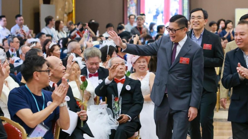 標題 75對銀髮夫婦拍結婚照賀國慶 鄧炳強親臨見證|Kelly Online
