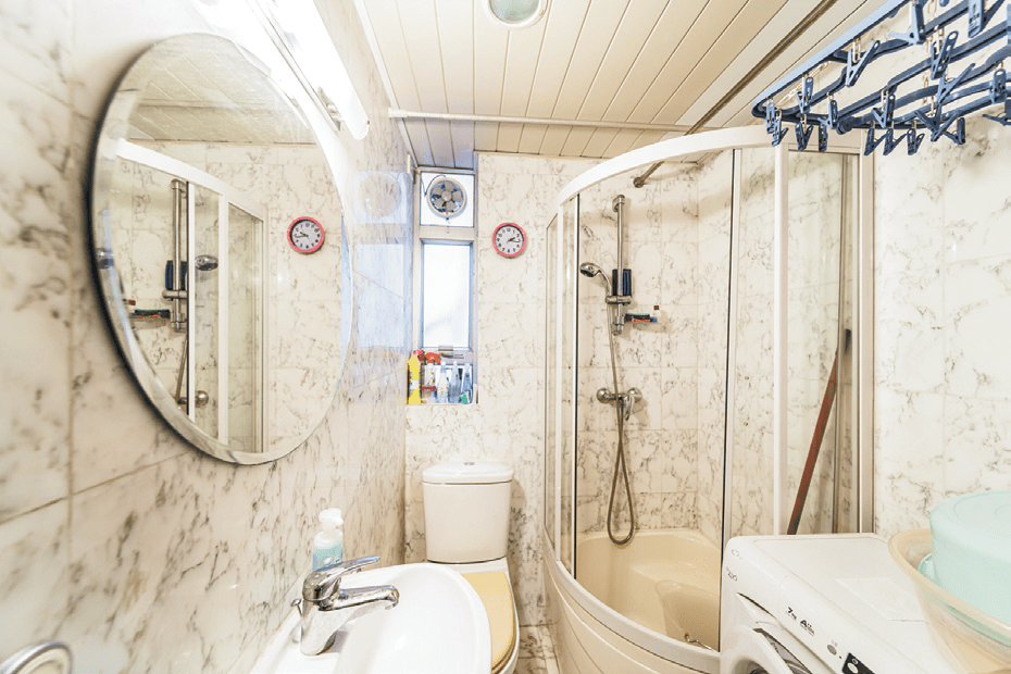 浴室設乾濕分離淋浴間，設有小窗，一室通爽。