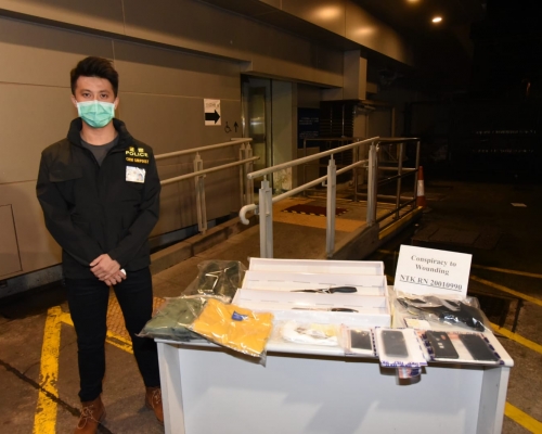 警方督察吳坤雄展示證物