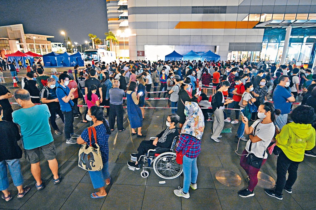 ■東涌兩個流動採樣站，昨日均大排長龍，分別有數百人輪候，個別更輪候達三句鐘。