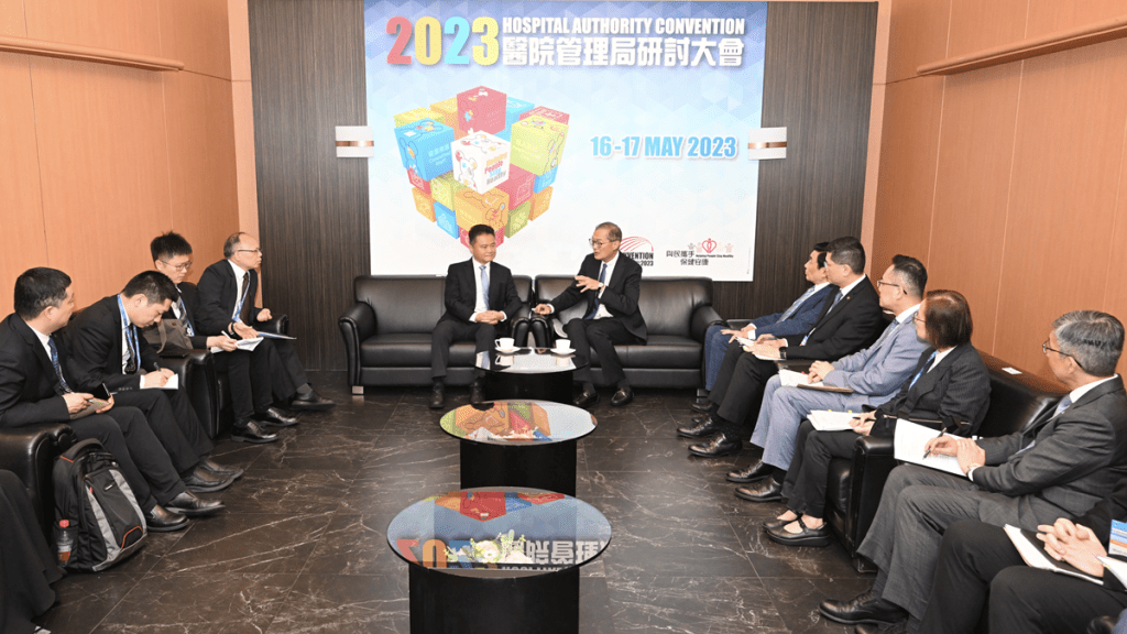 盧寵茂教授（右六）在醫院管理局研討大會與廣東省衞健委黨組書記、主任朱宏（左五）及其率領的代表團會面。政府新聞處圖片