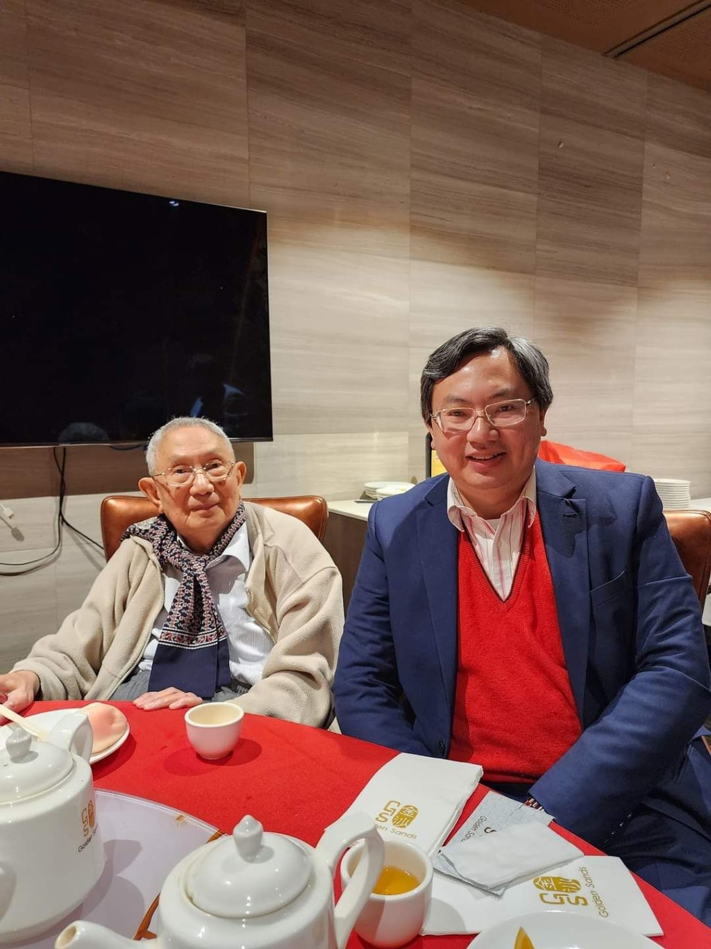 吳嵩身在澳洲為他的父親慶祝九十歲大壽。