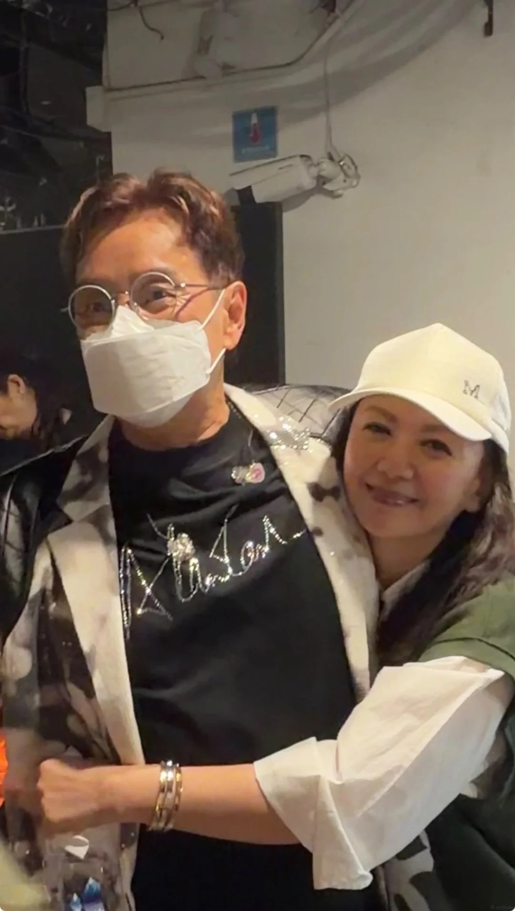曾華倩從後給予「表哥」譚詠麟一個溫暖的擁抱,盡顯深厚交情。 曾華倩從後給予「表哥」譚詠麟一個溫暖的擁抱,盡顯深厚交情。