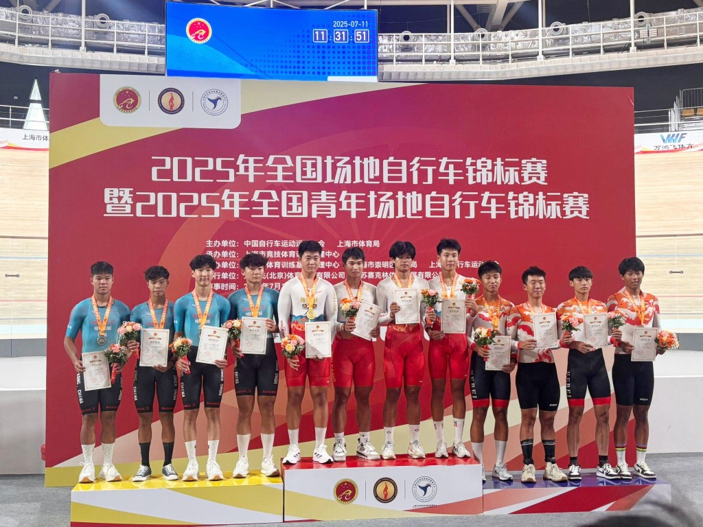 男子青年組代表(左)合力奪得團體追逐賽銀牌。香港單車總會圖 男子青年組代表(左)合力奪得團體追逐賽銀牌。香港單車總會圖