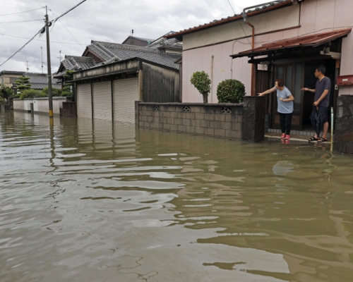 日本持續受暴雨侵襲,河流氾濫成災。AP圖
