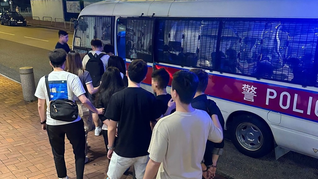 警方拘捕3男2女。警方提供