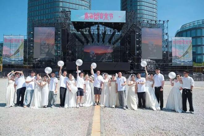 在寧波音樂節現場舉行結婚儀式的新人。寧波民政微信公眾號 在寧波音樂節現場舉行結婚儀式的新人。寧波民政微信公眾號