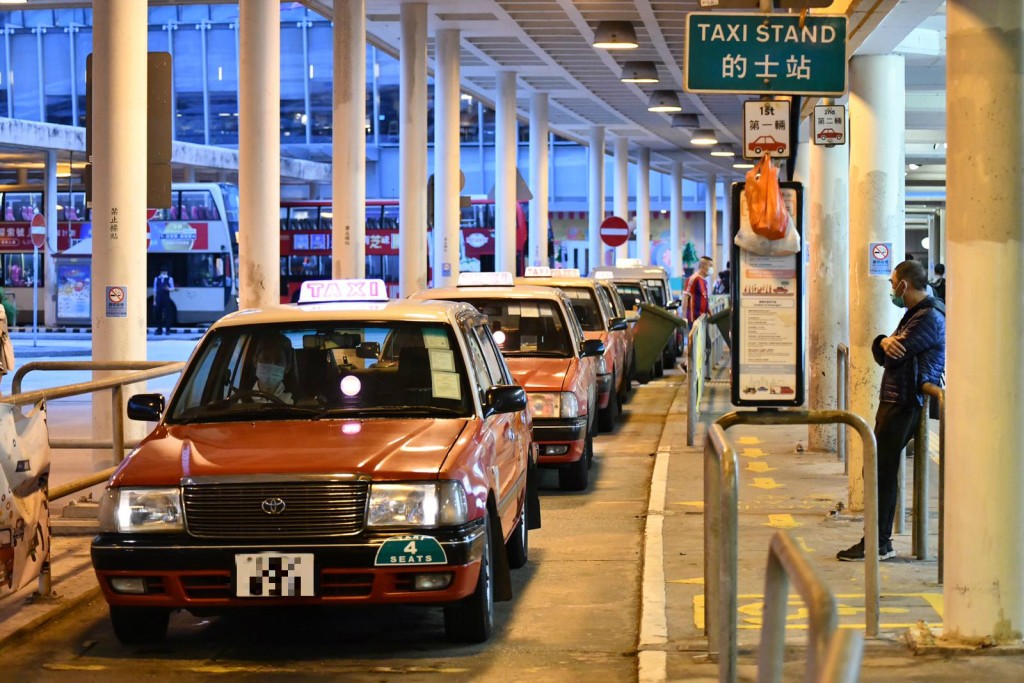 衞生防护中心调查染疫的士司机有否贴「安心出行」码。