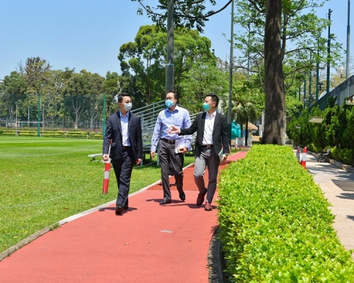 康文署部分設施下週一起重開,民政事務局局長徐英偉就銅鑼灣運動場緩跑經重開與康文署署長劉明光交換意見。政府新聞處