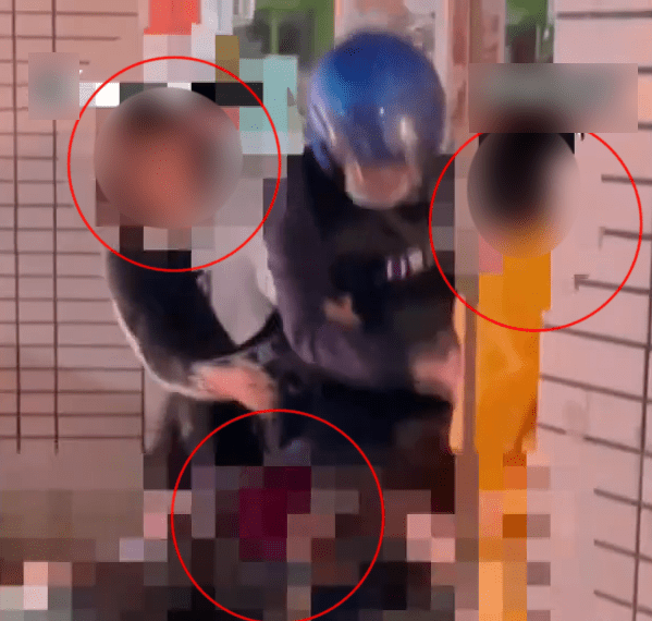 中戴电单车头盔者曾企图制止打斗不果，右旁为黄女女儿，另有其他尝试调停的路人。