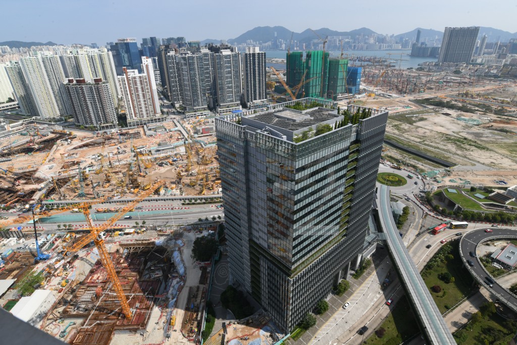 單位坐向正南,外望啟德一帶市區景色,以及遠望海景。