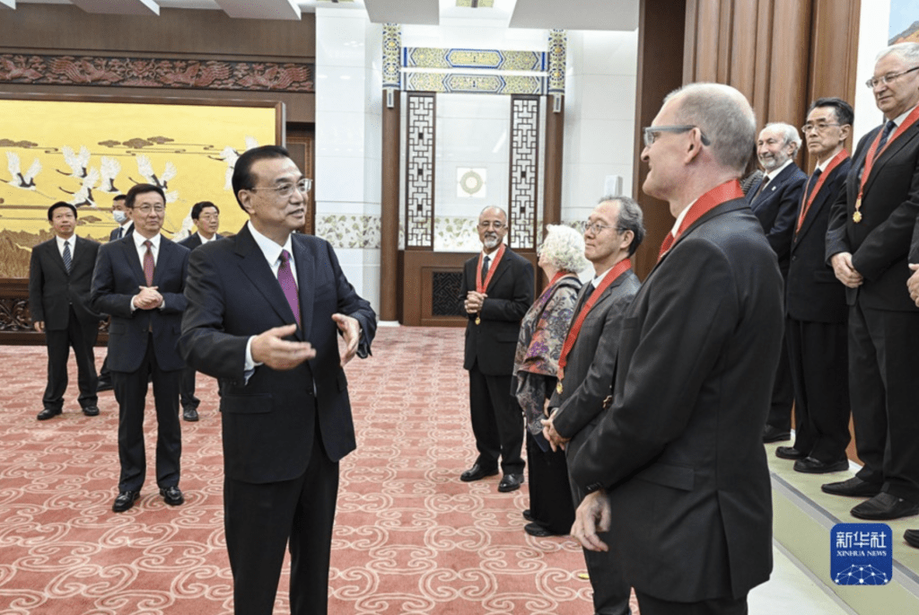 李克强去年在北京会见2022年度中国政府友谊奖获奖外国专家。