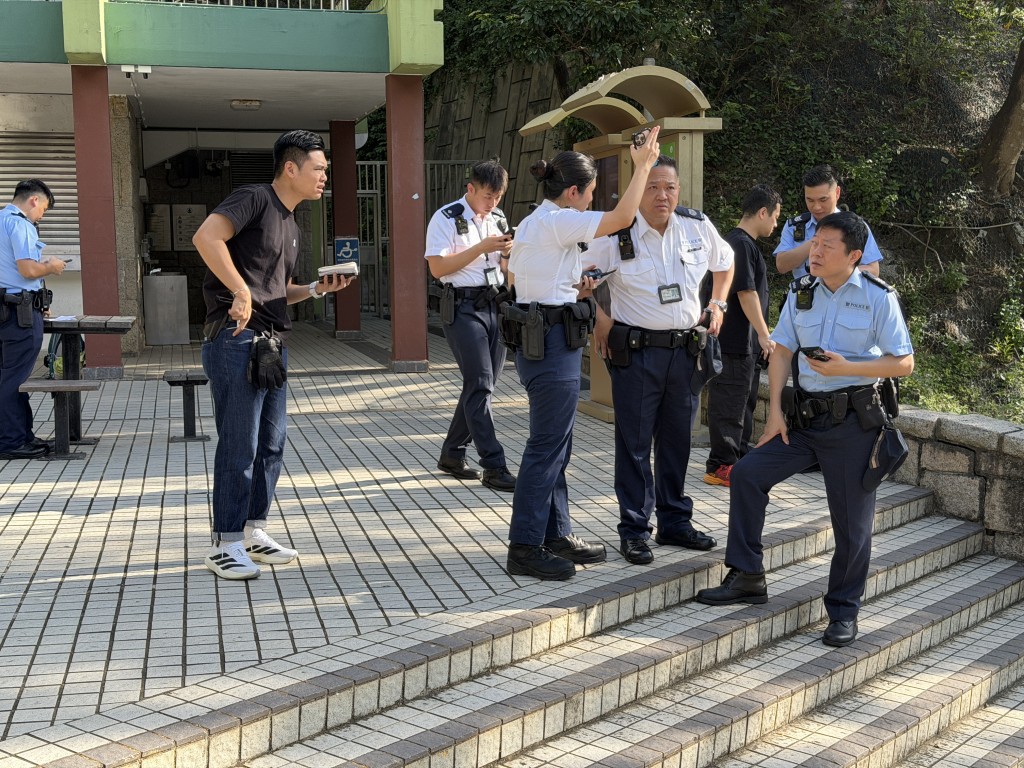 警員展開搜救行動。