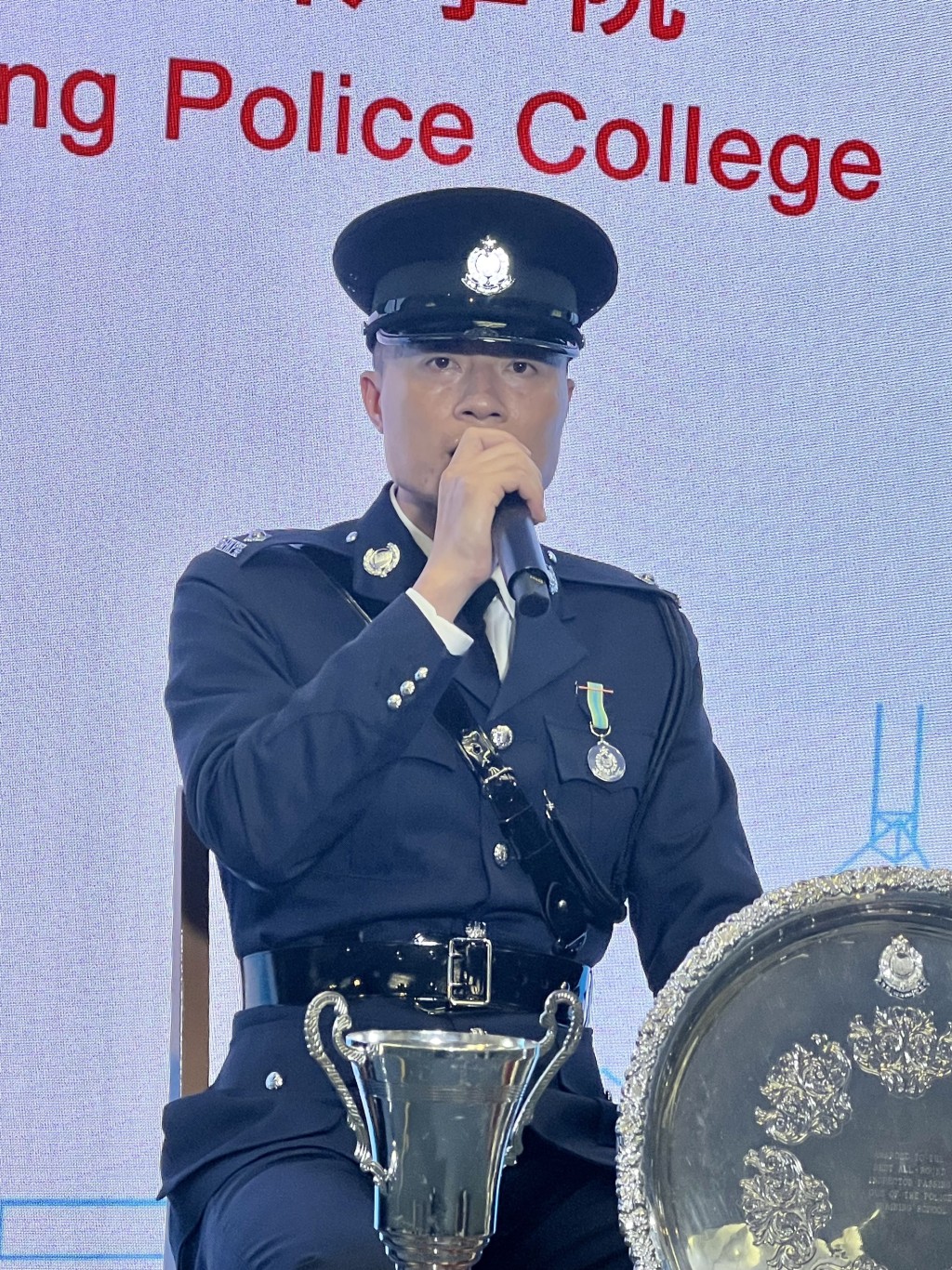 荣获施礼荣盾及荣誉警棍督察班欧阳盈政(Max)加入警队11年，由警员晋升为见习督察。