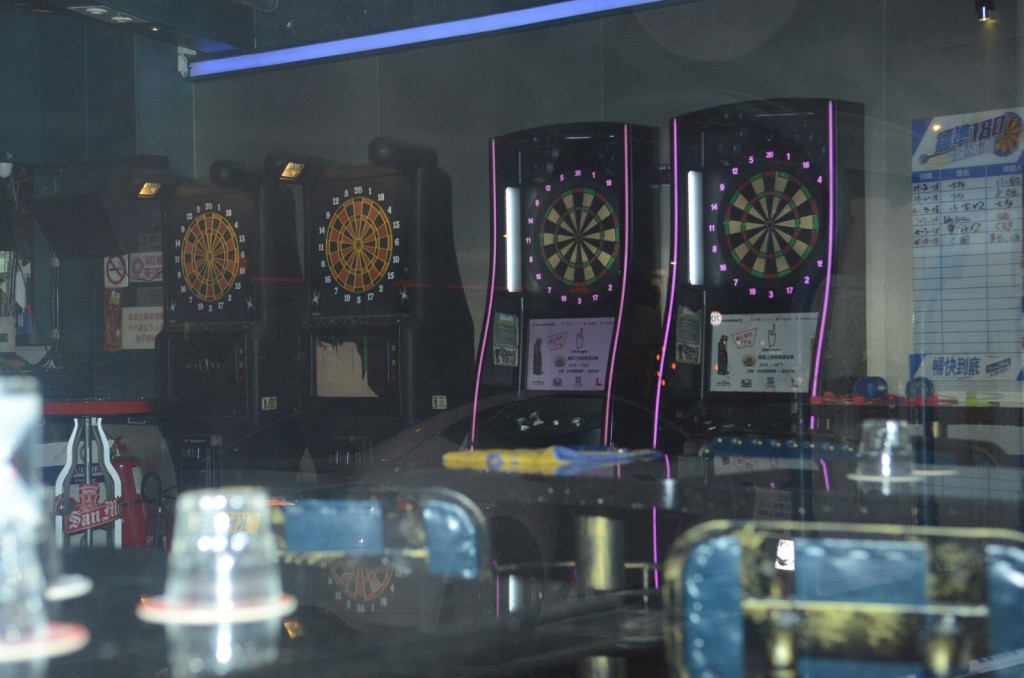 八名男子搗亂屯門一間酒吧,推翻枱椅及擊毀多部飛鏢機。