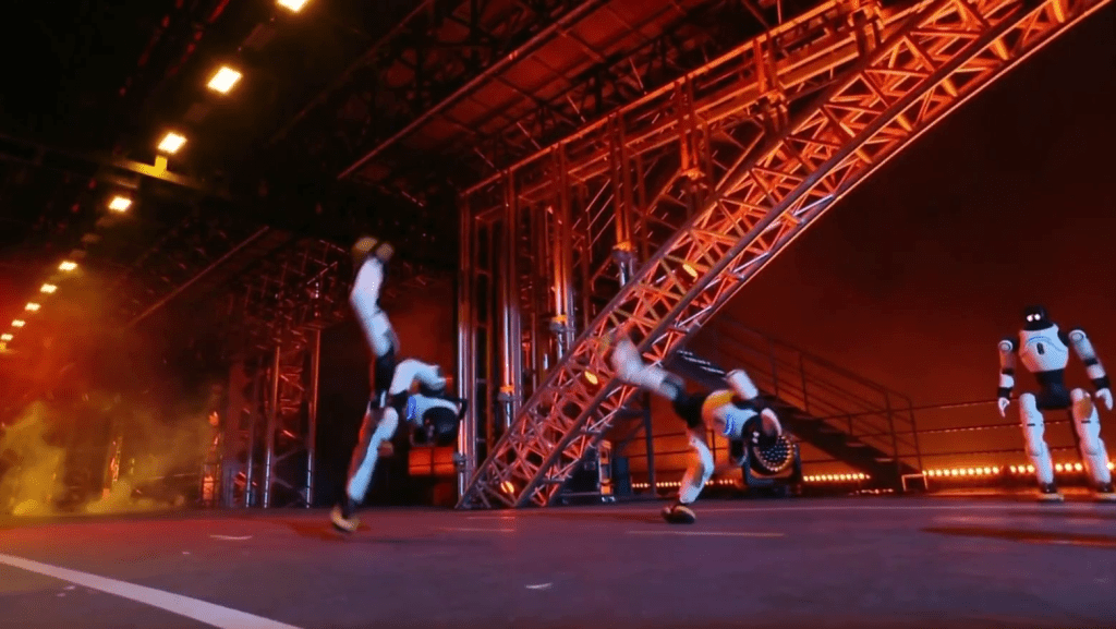 靈犀 X2 接連完成後空翻、踢腿等高難度動作。