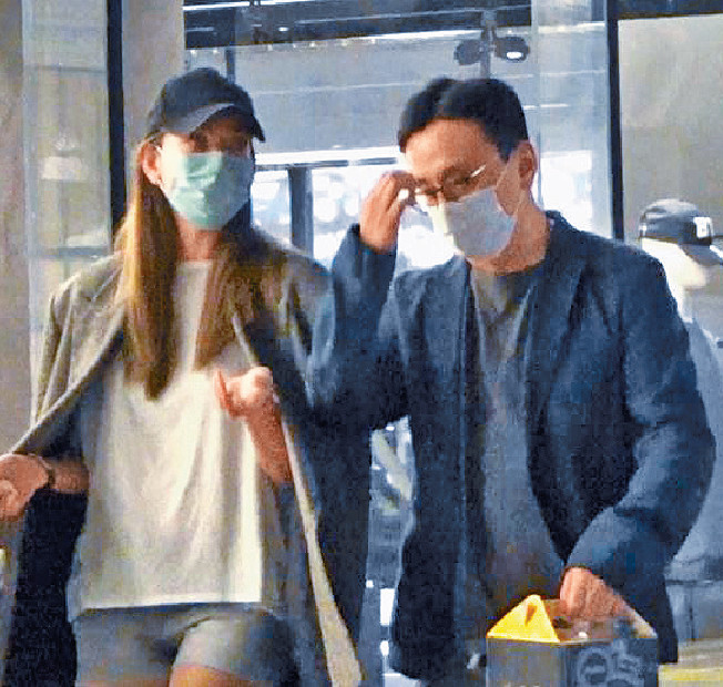 ■邹世龙日前傍晚跟太太Rebecca现身铜锣湾。
