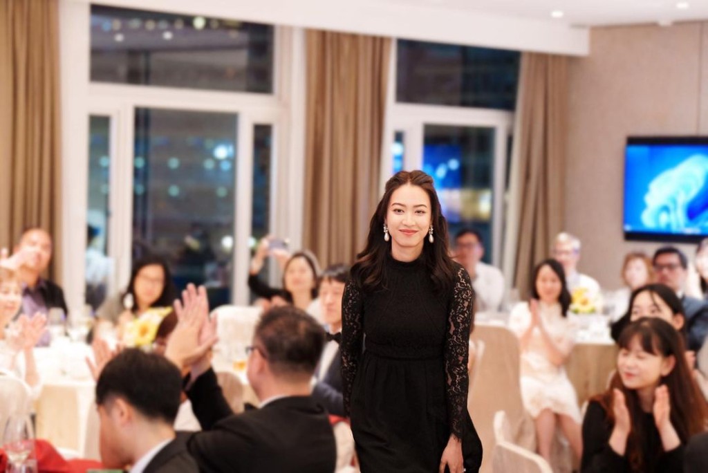朱千雪散發專業自信魅力，網民大讚她是「演講嘉賓天花板」。