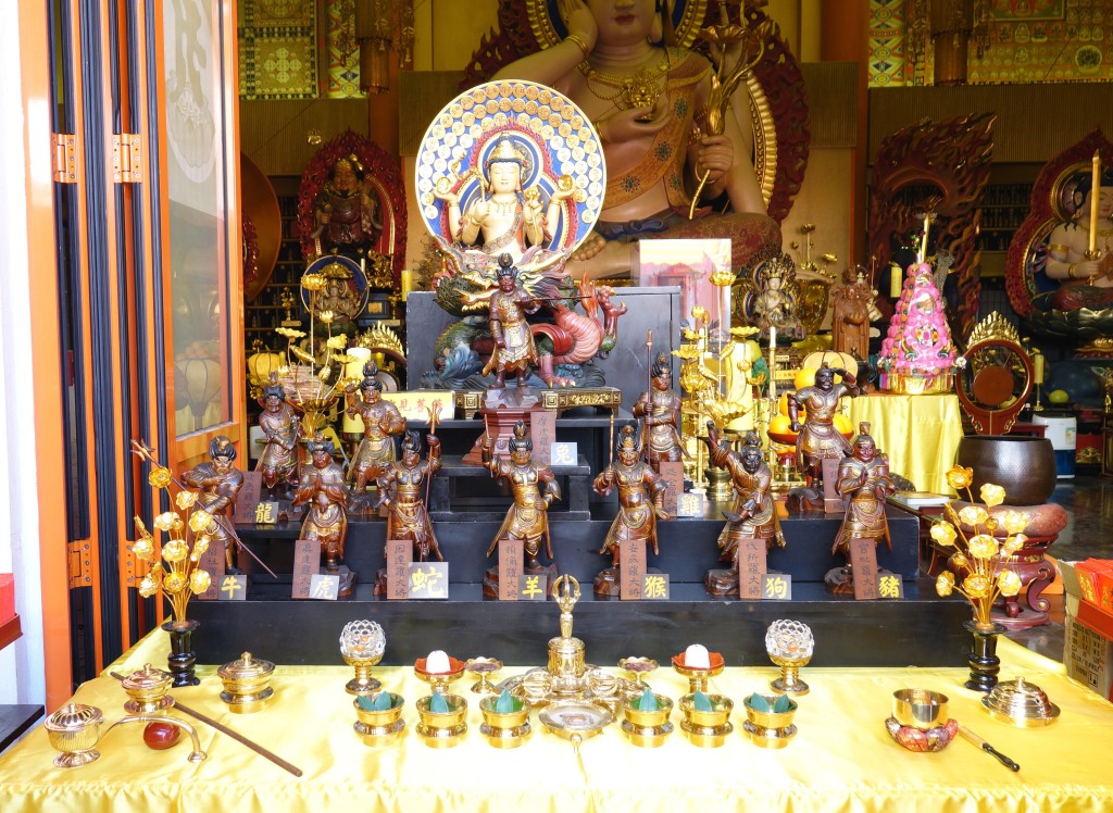 拜太歲的本尊菩薩是妙見菩薩和藥師十二神將,十二神將掌管十二生肖的全年禍福。此乃佛教傳統文化的「化太歲」參拜方法。 拜太歲的本尊菩薩是妙見菩薩和藥師十二神將,十二神將掌管十二生肖的全年禍福。此乃佛教傳統文化的「化太歲」參拜方法。