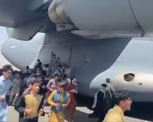 大批民眾打算攀附在一架美軍軍機機身逃亡。網上圖片