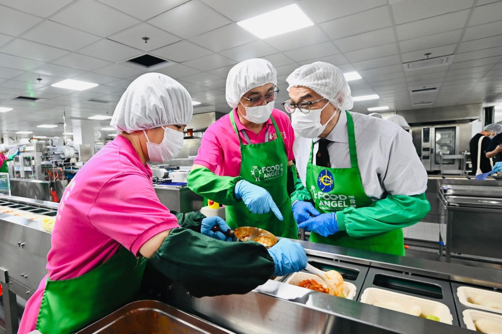 一眾嘉賓參觀「惜食堂賽馬會食品製作中心」。 一眾嘉賓參觀「惜食堂賽馬會食品製作中心」。
