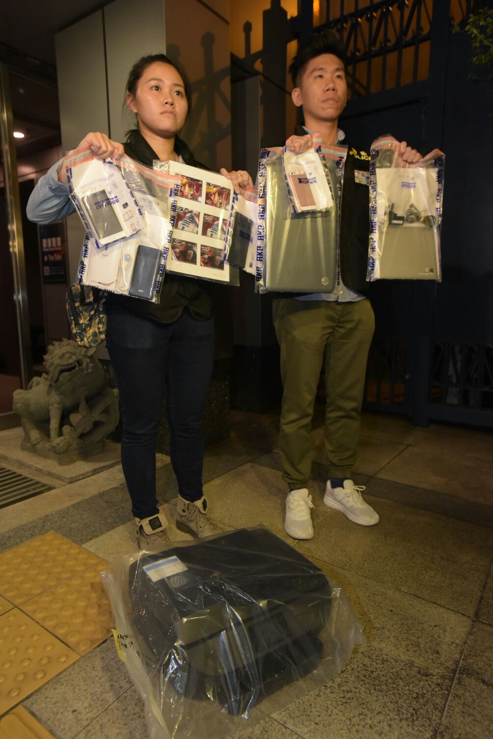 警方检获一批迪士尼假门票。黄文威摄