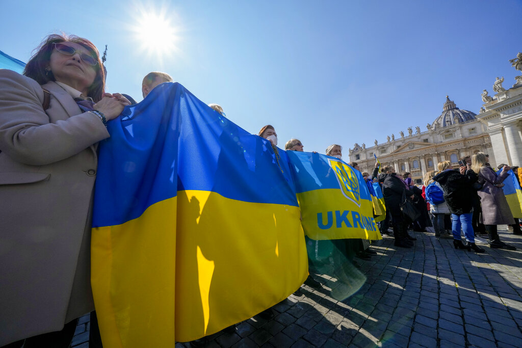 教宗演說期間，有民眾在梵蒂岡拉起烏克蘭旗幟。AP圖片
