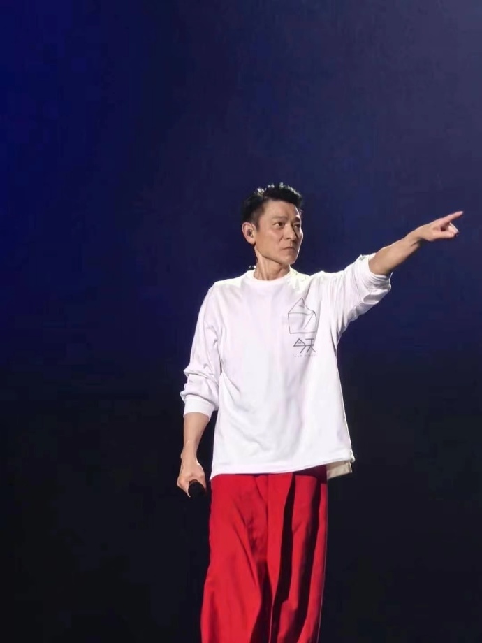 劉德華前日（6日）在上海巡唱時，就險從高空台滑下一事，向歌迷們道歉。