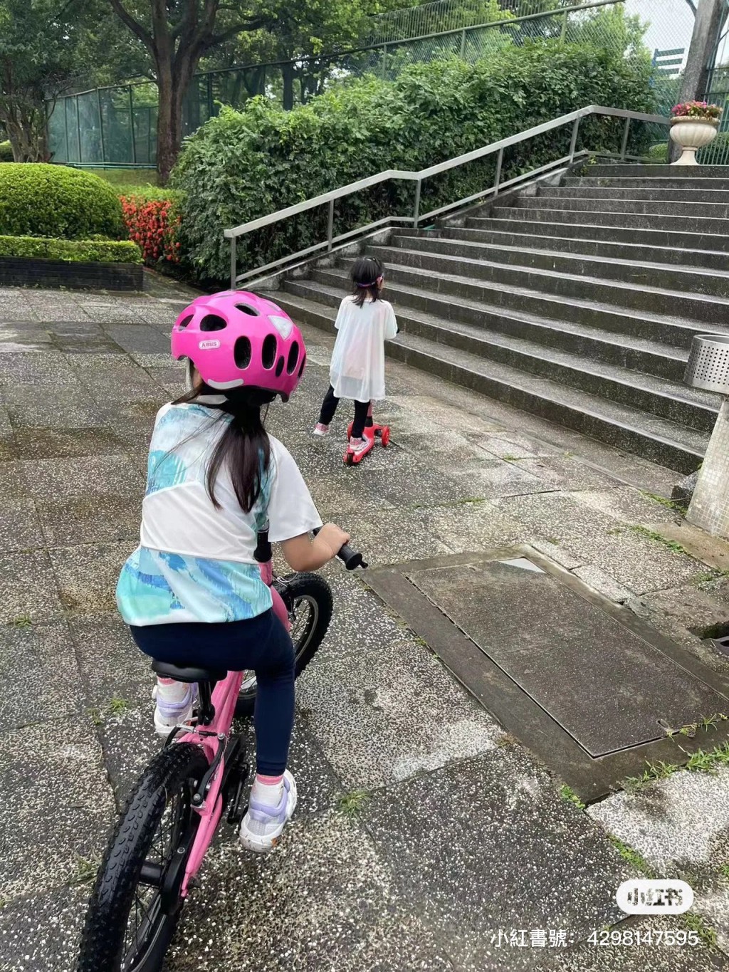 其间小朋友又踩单车又玩游乐设施。