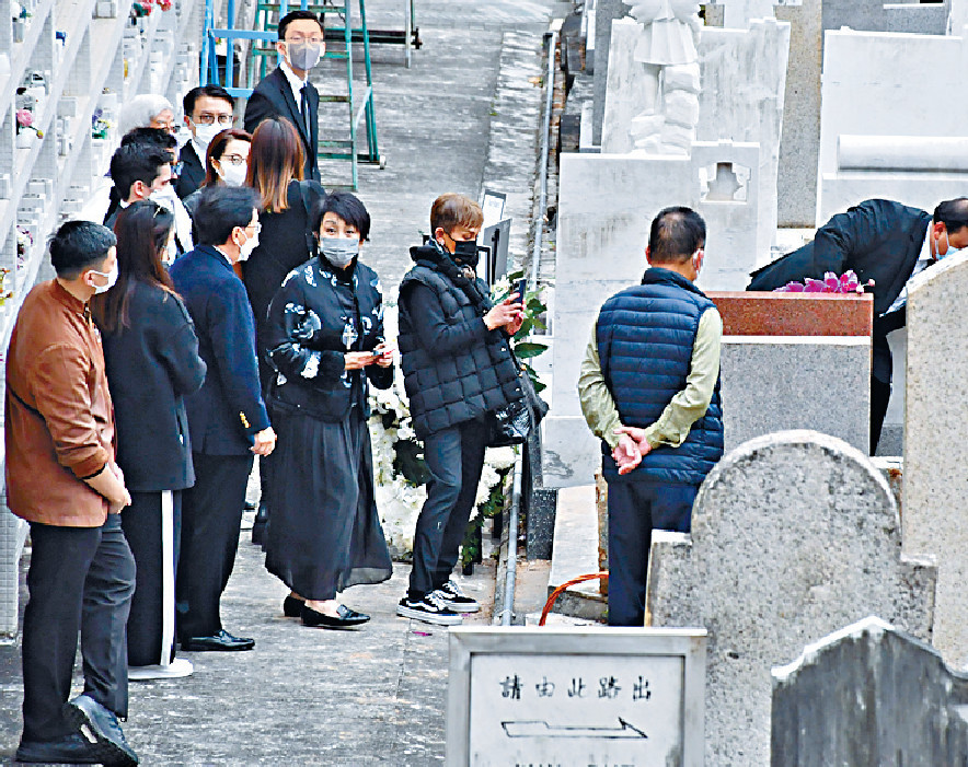 ■完成儀式後,利蘊珍與利蘊蓮拿出手機拍照留念。 ■完成儀式後,利蘊珍與利蘊蓮拿出手機拍照留念。