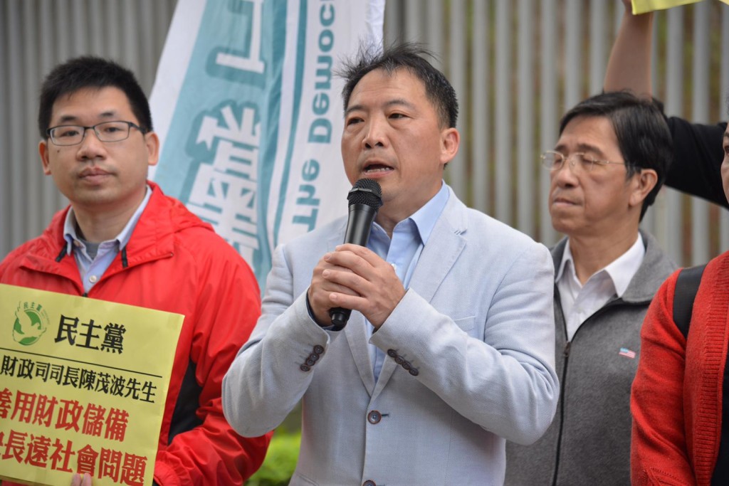 請願人士要求增建安老院舍及首置上車盤。