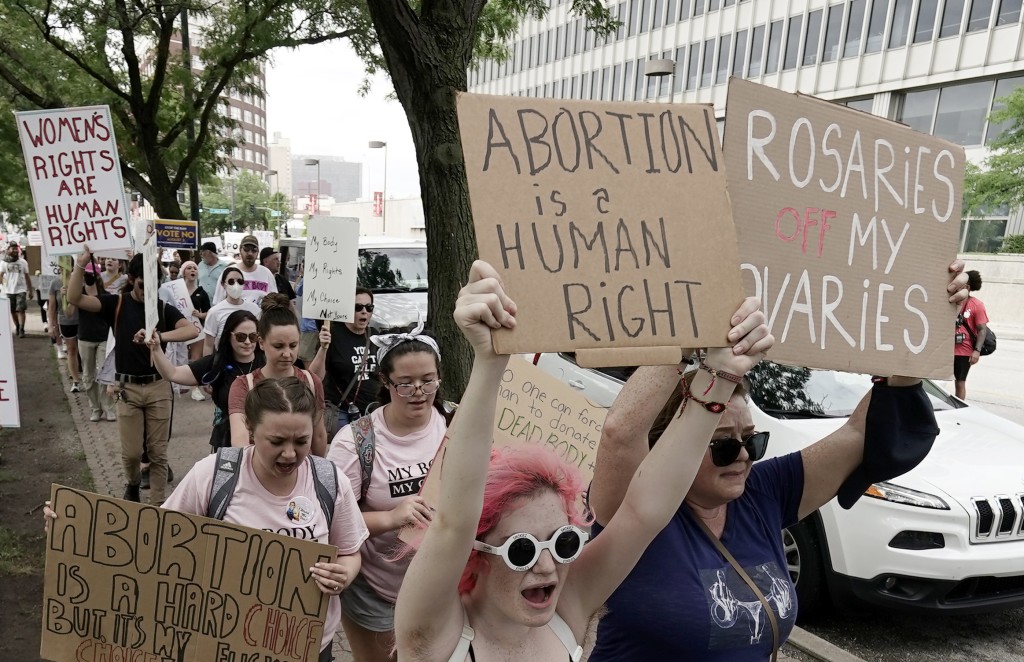 在馬薩諸塞州有市民遊行支持市民應有墮胎權。AP